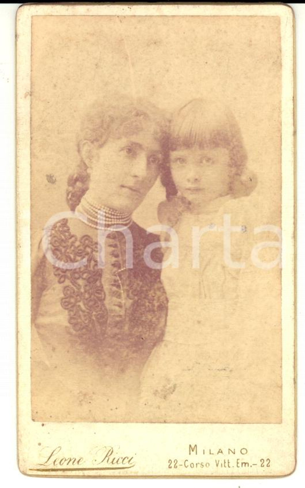 Fotografia d epoca originale 1900 ca MILANO Ritratto di giovane madre con la figlia Fotografia LEONE RICCI 1