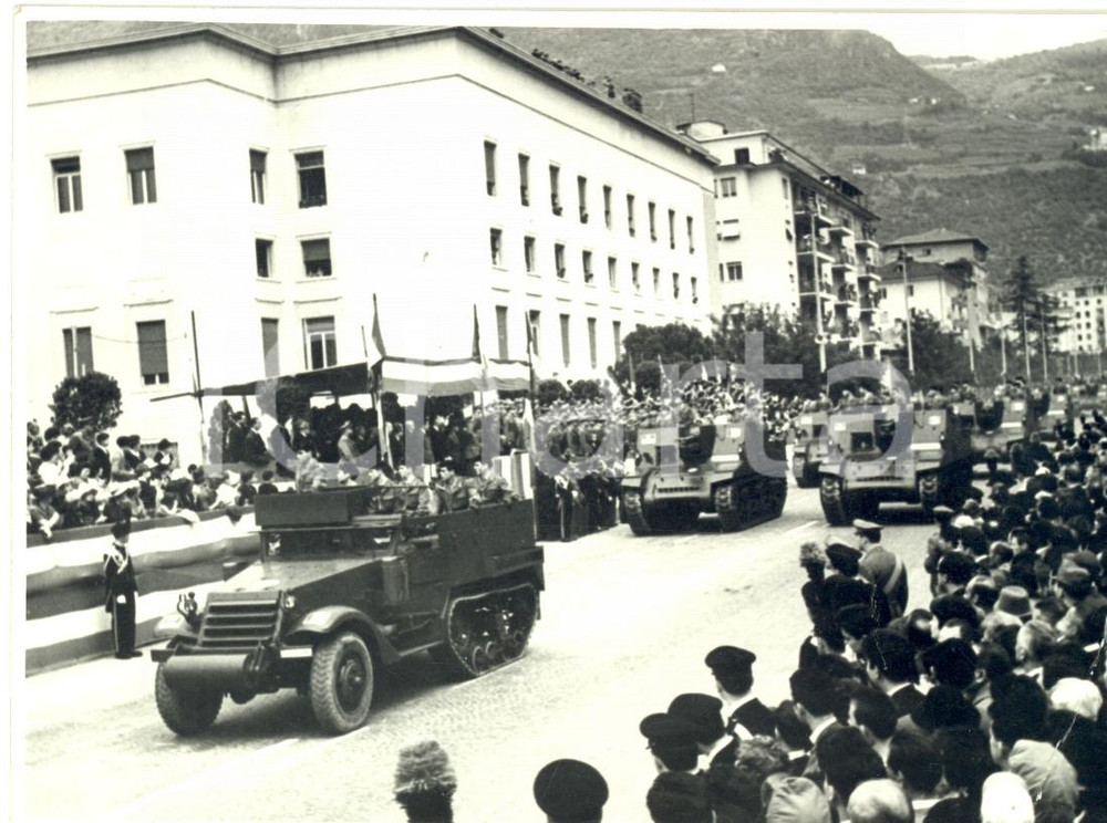 Fotografia d epoca originale 1960 ca SUSA TO Battaglione ALPINI sfila su carri armati Fotografia 1