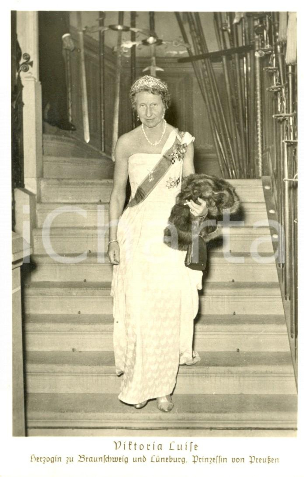 Cartolina originale da collezione 1950 ca Viktoria Luise VON PREUSSEN smoking at gala evening Postcard 1