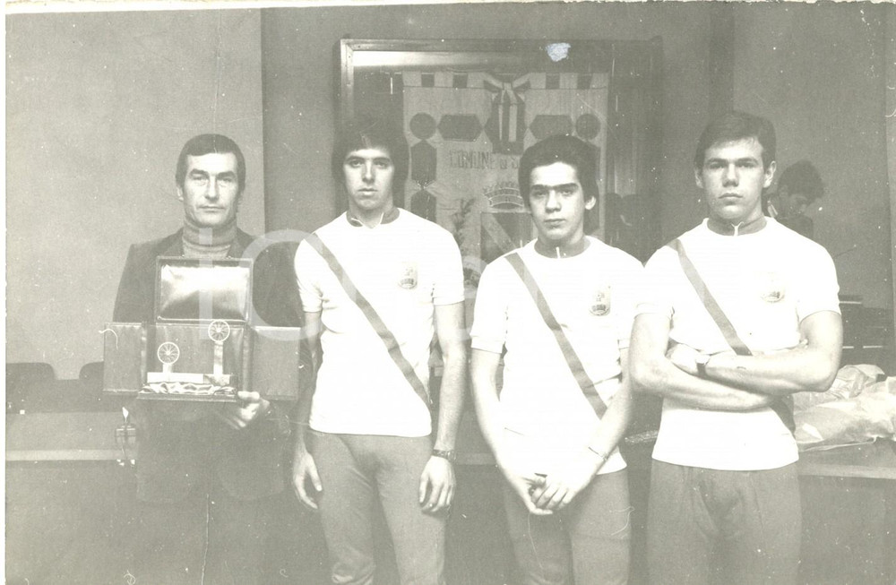 Fotografia d'epoca originale 1960 ca SEREGNO (MI) Premiazione ufficiale di giovani sportivi *Fotografia 1