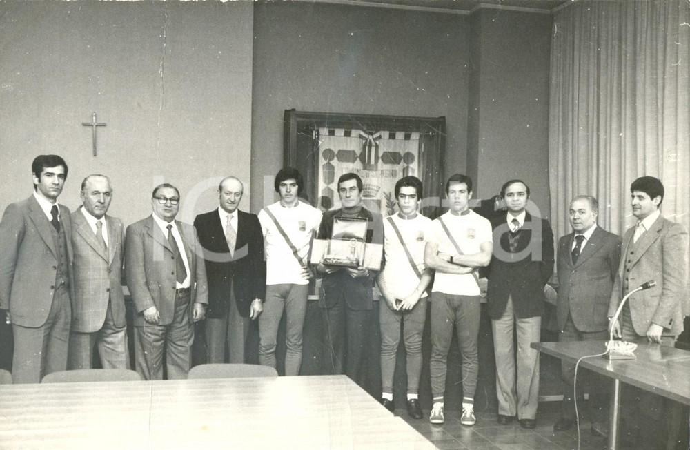 Fotografia d epoca originale 1960 ca SEREGNO MI Premiazione ufficiale di giovani atleti Fotografia 1