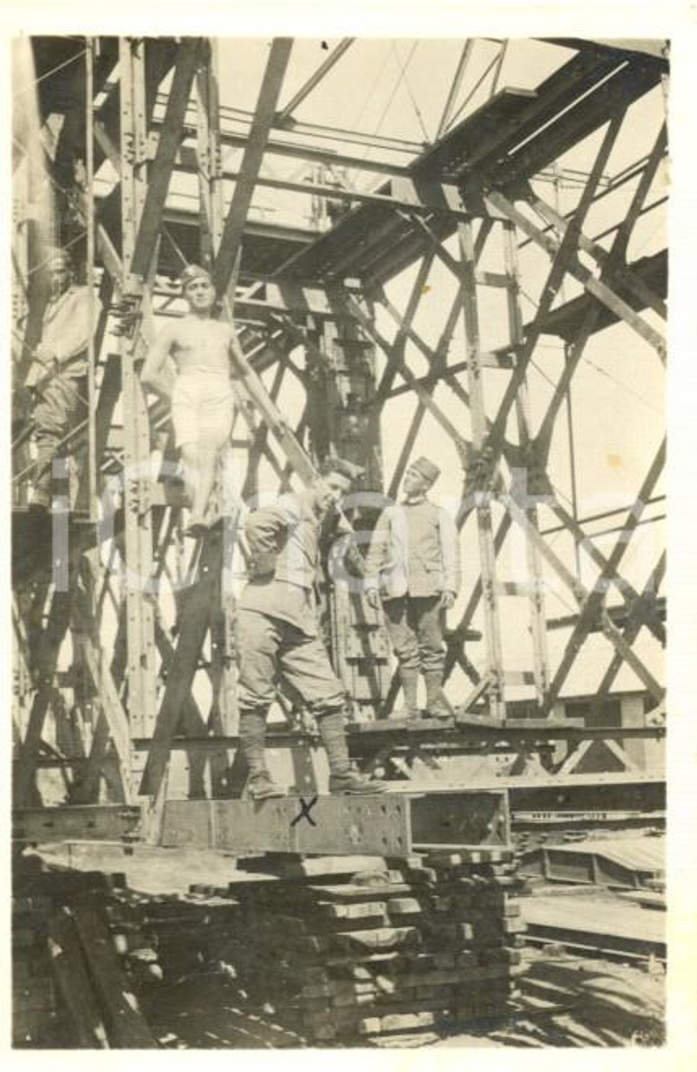 Fotografia d'epoca originale 1931 CASTELMAGGIORE (BO) Militari GENIO FERROVIERI posano su un ponte *Foto 1