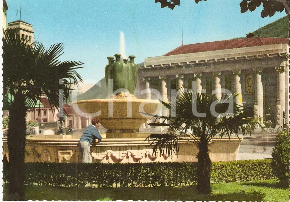 Cartolina originale da collezione 1959 BOLZANO Stazione ferroviaria  Uomo appoggiato alla fontana Cartolina FG VG 1