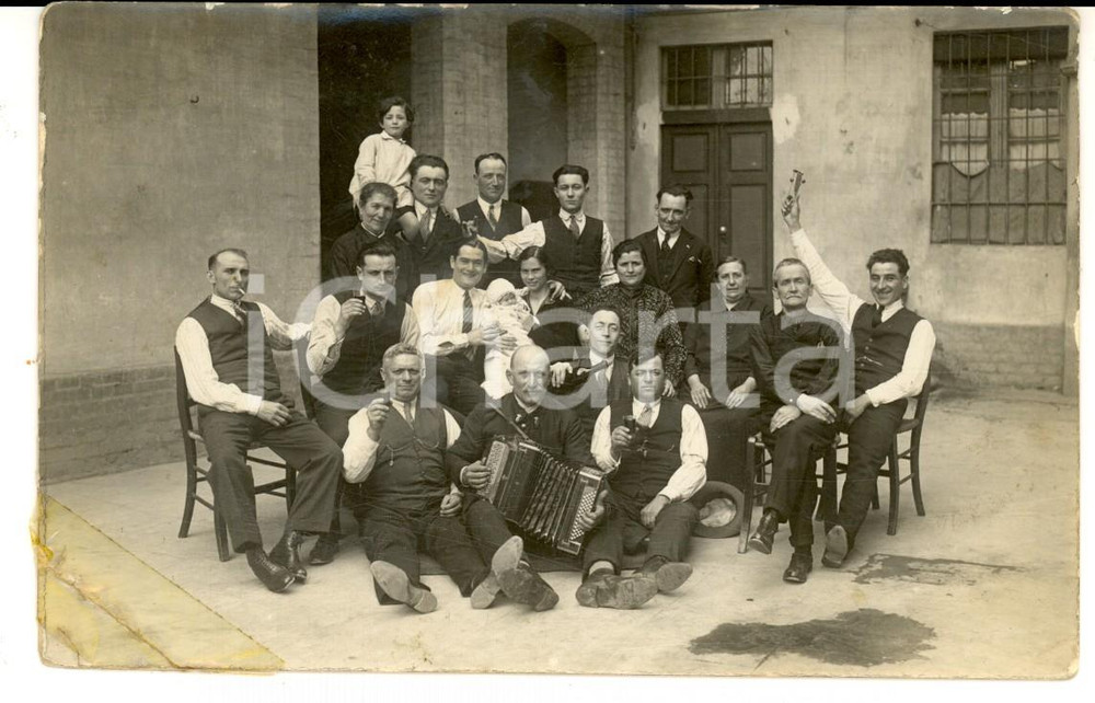 Fotografia d epoca originale 1920 ca AREA LOMBARDA Un battesimo a suon di fisarmonica Foto DANNEGGIATA 1