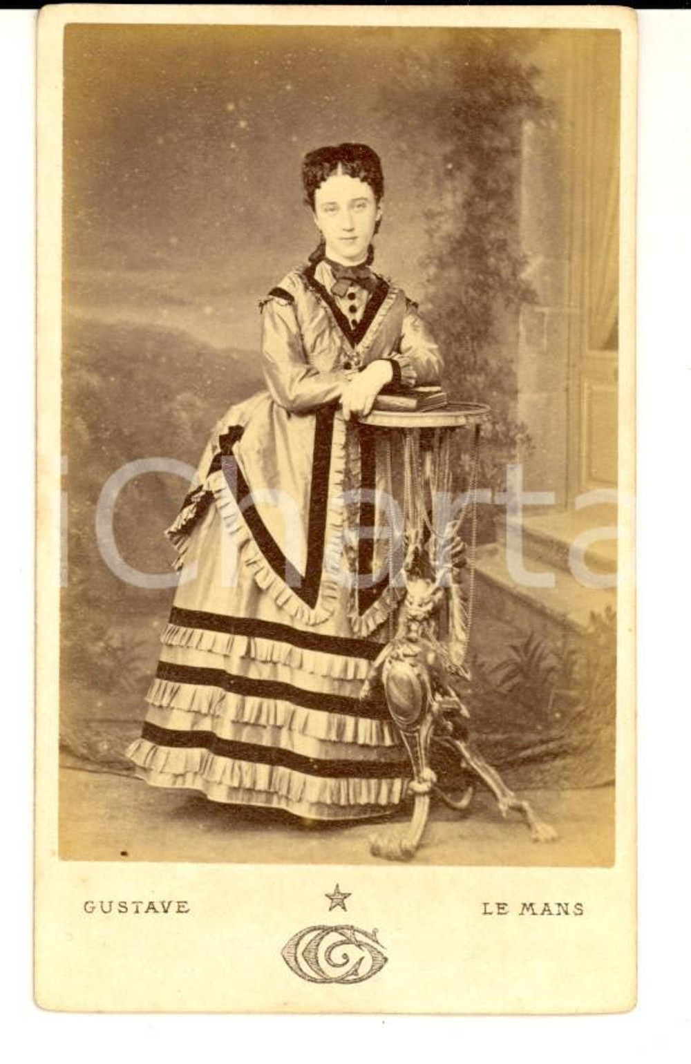 Fotografia d'epoca originale 1870 ca LE MANS (F) Giovane donna con abito a righe *Fotografia GUSTAVE 1