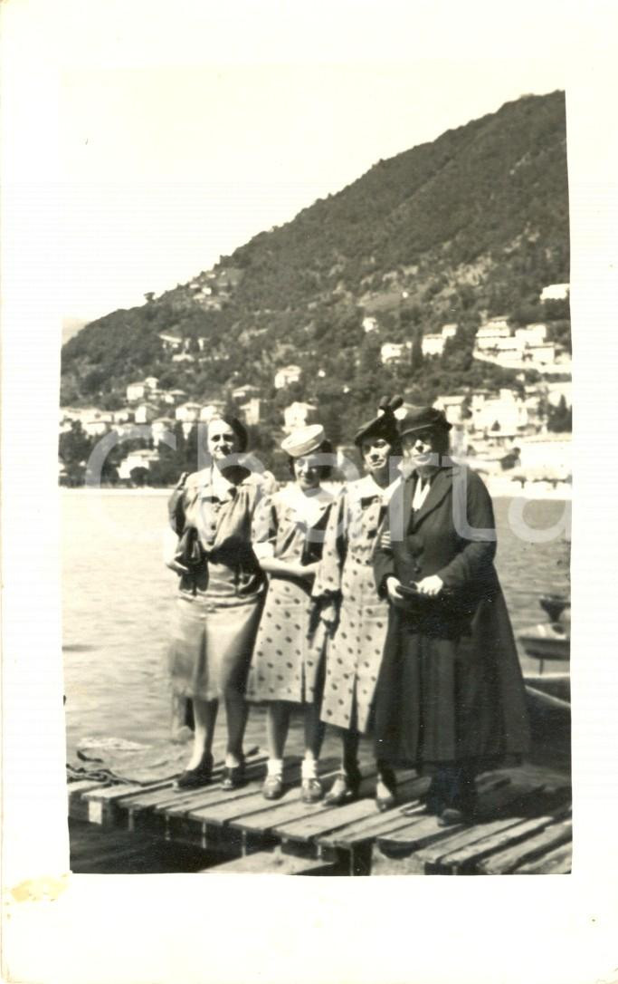 Fotografia d epoca originale 1920 ca LAGO DI COMO Famiglia con gemelle adulte in abito a pois Foto VINTAGE 1