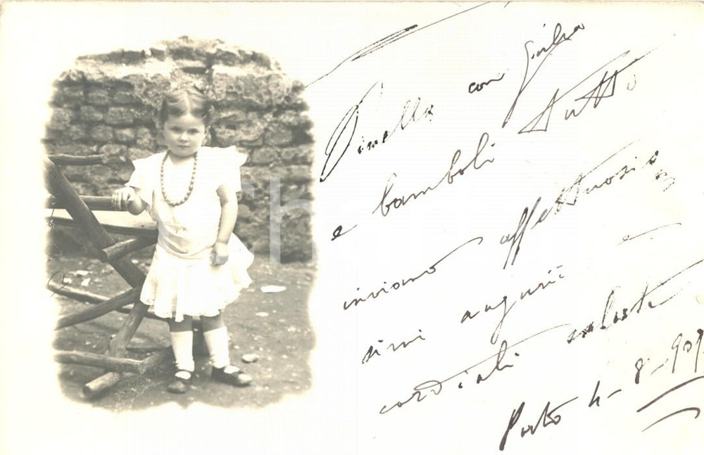 Fotografia d epoca originale 1907 LECCO Ritratto di bambina in giardino Foto Luigi GUERRA  MILANO 14x9 cm 1