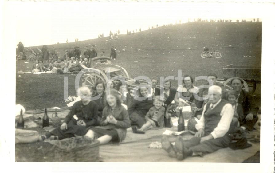 Fotografia d epoca originale 1936 MONTE PENICE PV Scampagnata di famiglia in calesse Foto 11 x 7 1