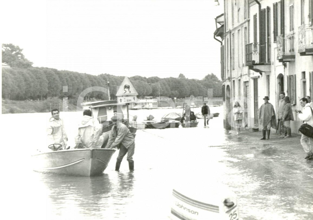 Fotografia d'epoca originale 1994 PAVIA BORGO TICINO Strada allagata con barche durante l'alluvione *Foto 1