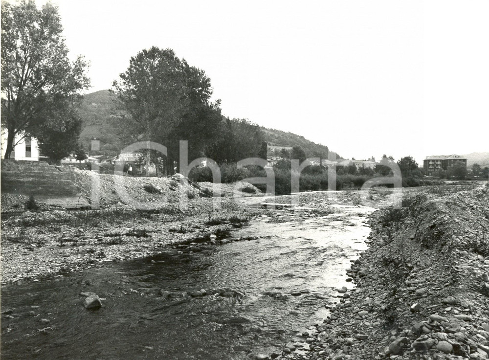 Fotografia d epoca originale 1970 ca GODIASCO PV Veduta del paese con il torrente STAFFORA Foto 24x18 1