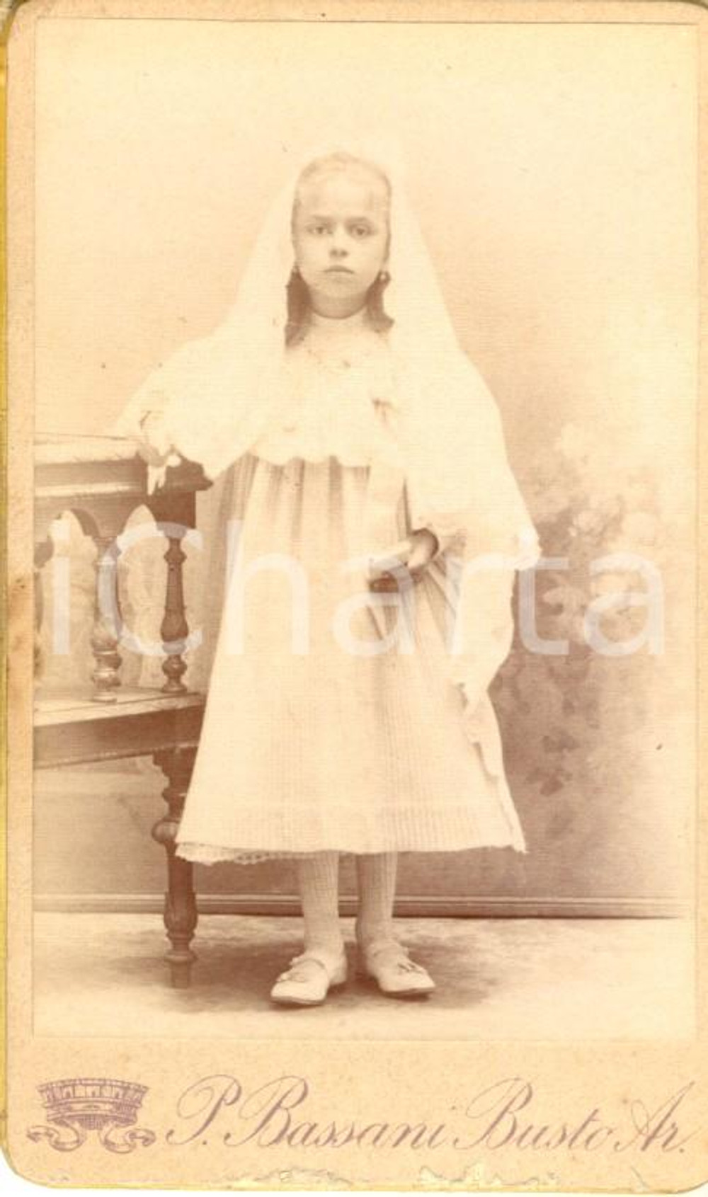 Fotografia d epoca originale 1900 ca BUSTO ARSIZIO VA Bambina nel giorno della Cresima Foto Pompeo BASSANI 1