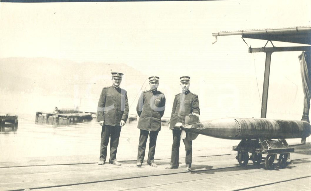 Fotografia d epoca originale 1918 WW1 LA SPEZIA Ufficiali del GENIO NAVALE posano con un siluro Foto 1