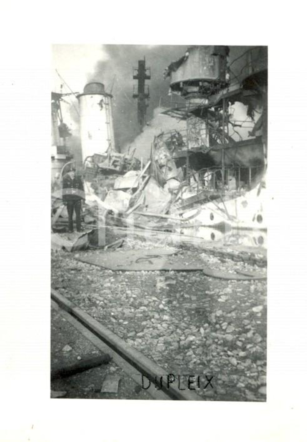 Fotografia d epoca originale 1942 WW2 TOLONE Autoaffondamento flotta francese Rogo incrociatore DUPLEIX Foto 1