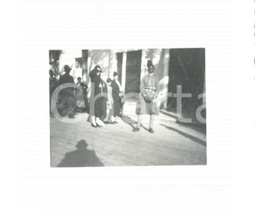Fotografia d epoca originale 1937 ROMA Militare indigeno TRUPPE COLONIALI con famiglia italiana Foto 6,5 x 5 1
