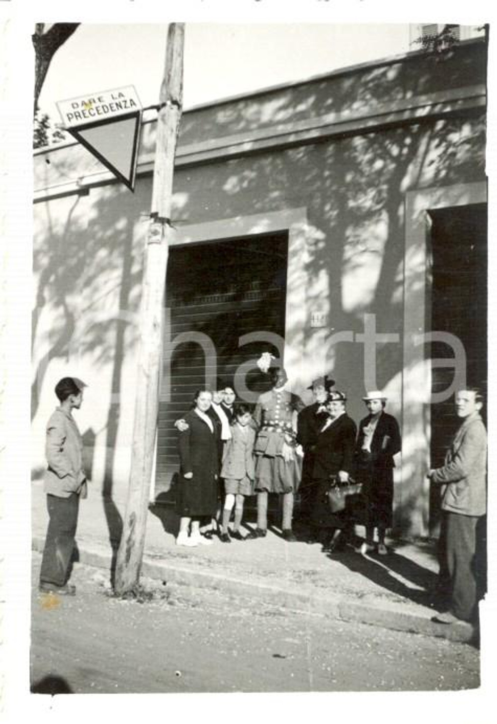 Fotografia d epoca originale 1937 ROMA Militare indigeno TRUPPE COLONIALI con famiglia italiana Foto 6 x 9 1