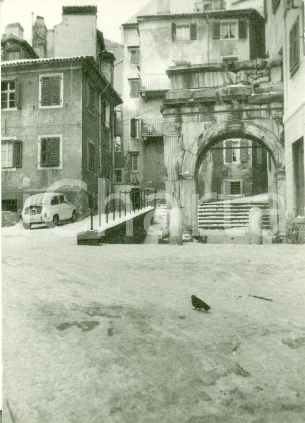 Fotografia d epoca originale 1963 TRIESTE Piazzetta dell Arco di RICCARDO con FIAT 600 Fotografia TOMASI 1