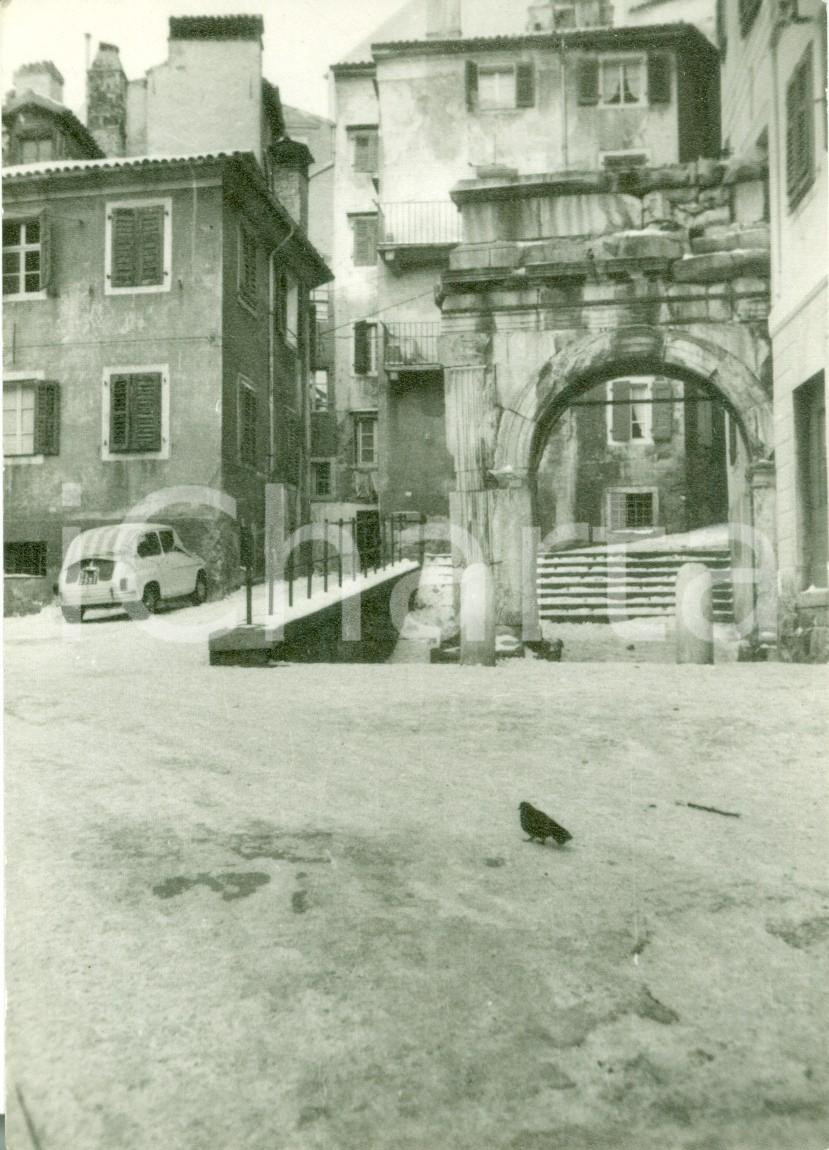 Fotografia d epoca originale 1963 TRIESTE Piazzetta dell Arco di RICCARDO con FIAT 600 Fotografia TOMASI 1