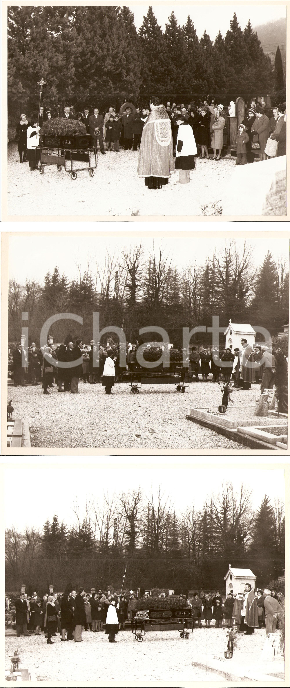 Fotografia d epoca originale 1965 GEMONIO VA Sacerdote benedice feretro al cimitero LOTTO 3 Foto 1