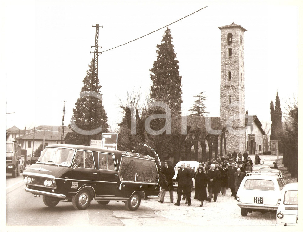 Fotografia d'epoca originale 1965 GEMONIO (VA) Chiesa di SAN CARLO Corteo Pompe funebri F.lli ISELLA *Foto 1