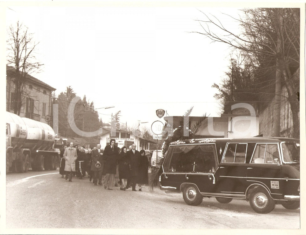 Fotografia d'epoca originale 1965 GEMONIO (VA) Chiesa SAN CARLO Corteo Pompe funebri Fratelli ISELLA *Foto 1