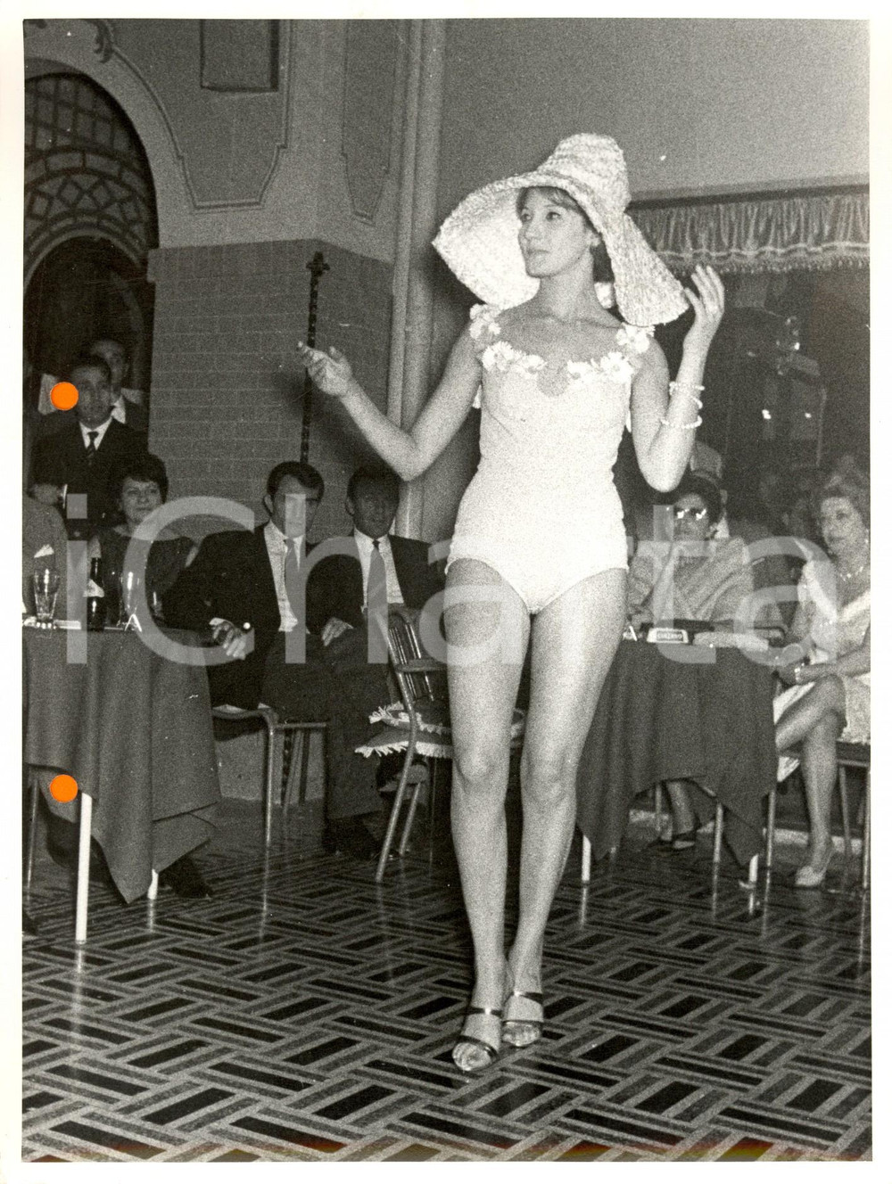 Fotografia d'epoca originale 1960 ca SALSOMAGGIORE TERME (PR) Modella in costume e cappello di paglia *Foto 1