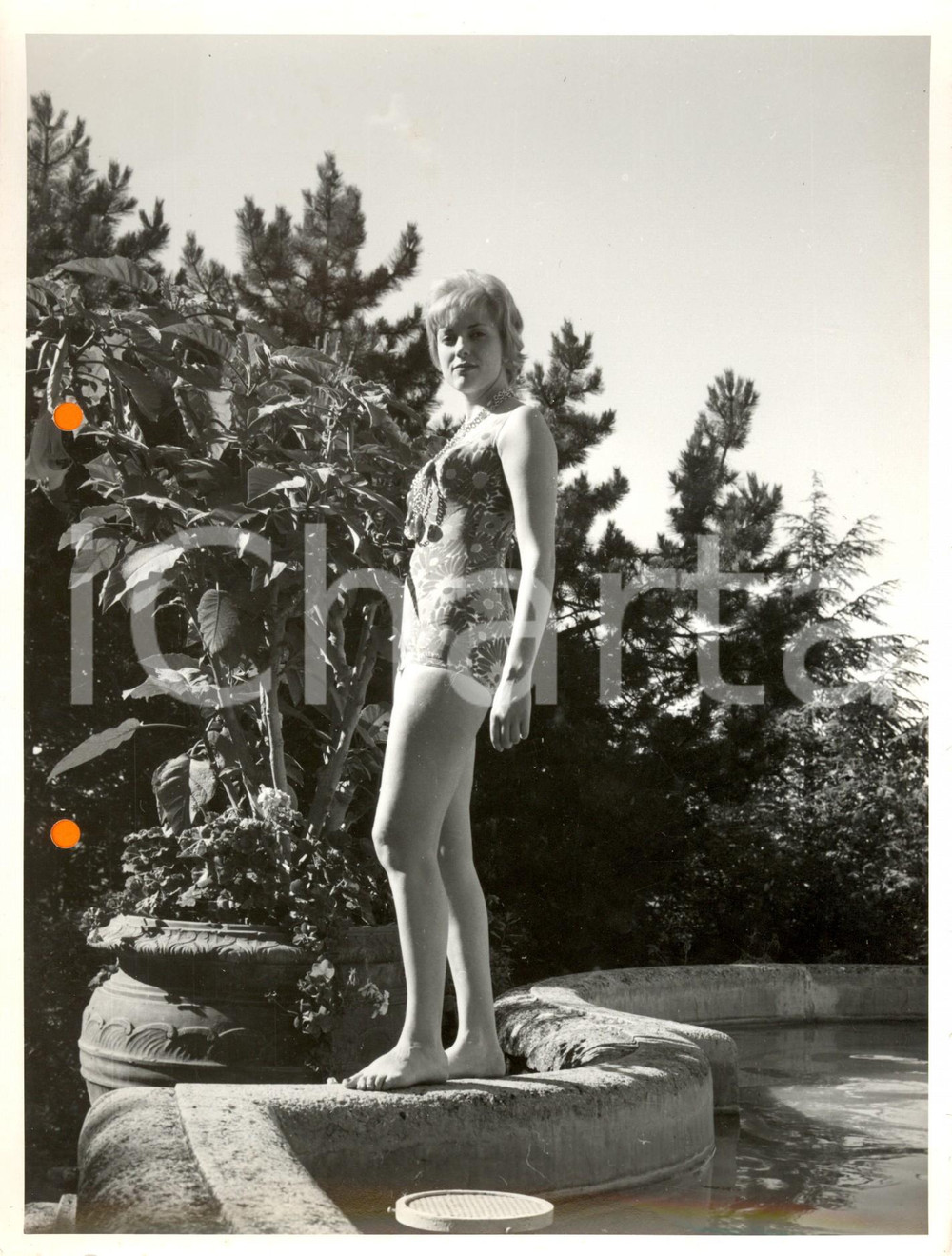 Fotografia d'epoca originale 1960 ca SALSOMAGGIORE TERME (PR) Modella in costume floreale presso una fontana 1