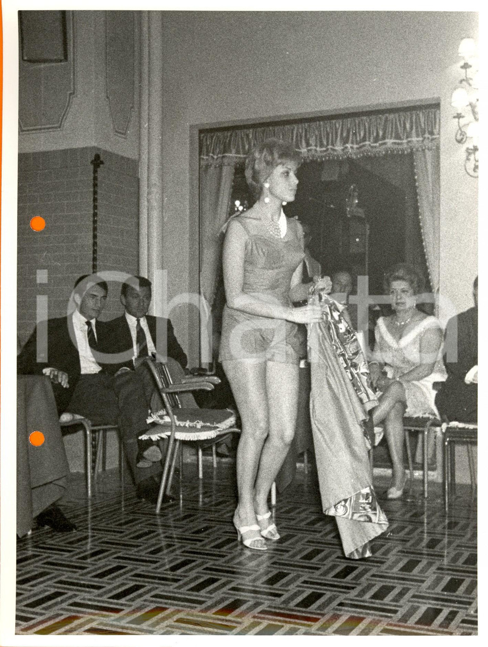 Fotografia d'epoca originale 1960 ca SALSOMAGGIORE TERME (PR) Modella in abito corto sfila con giacca in mano 1