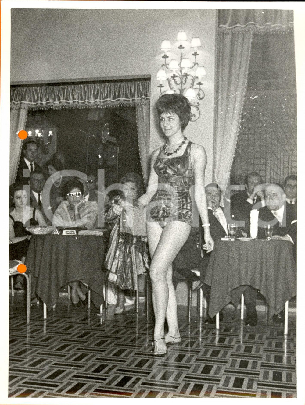 Fotografia d'epoca originale 1960 ca SALSOMAGGIORE TERME (PR) Modella sfila in abito e giacca fantasia 1