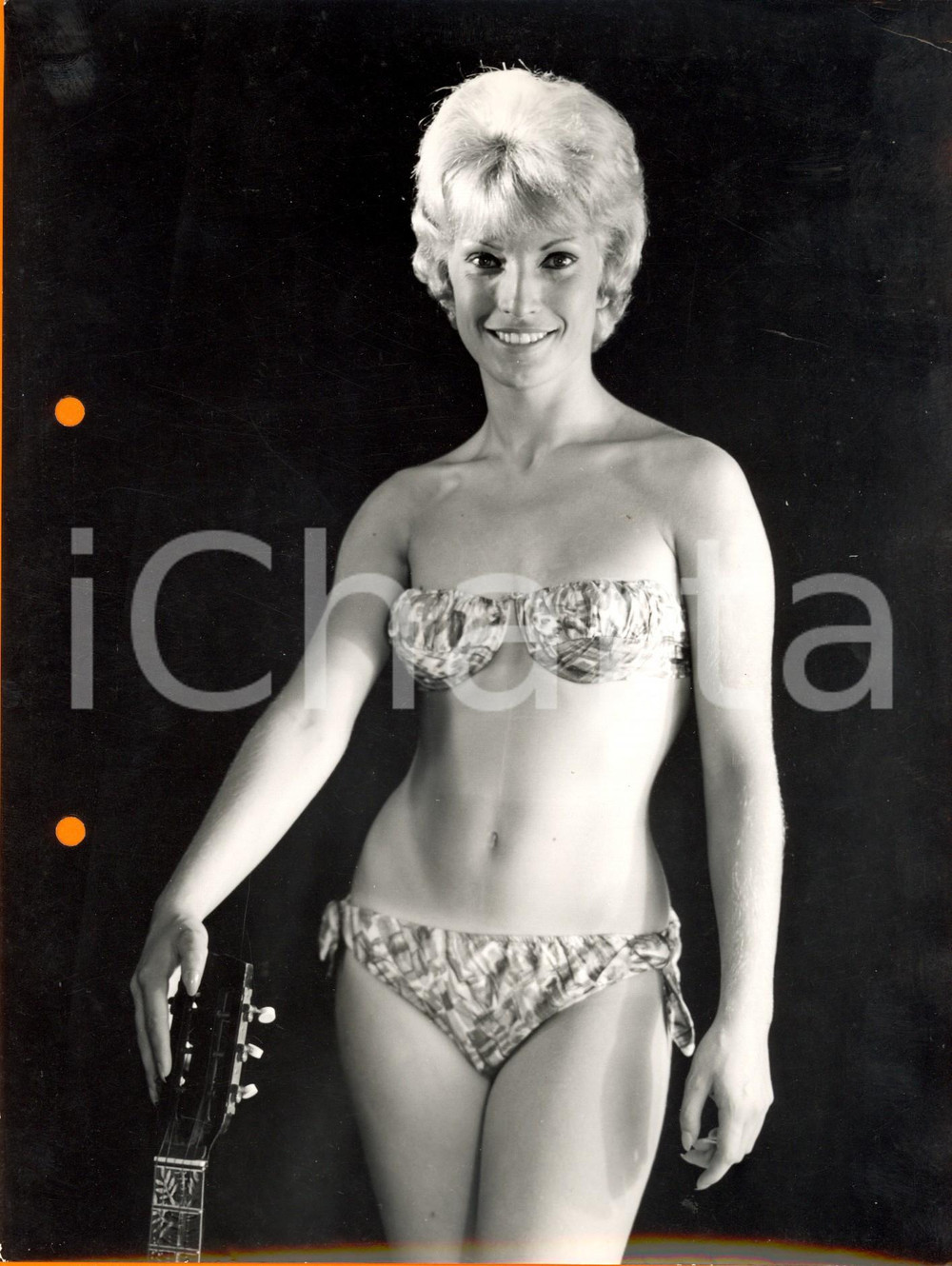 Fotografia d'epoca originale 1960 ca MILANO MODA Modella in bikini con la chitarra *Foto Sergio SANTI 1