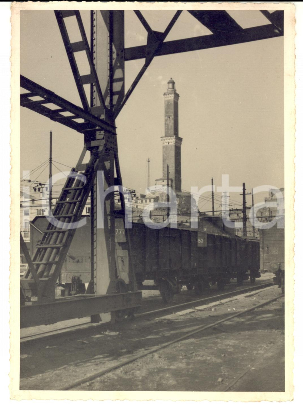 Fotografia d epoca originale 1940 ca GENOVA Treno merci in transito con la LANTERNA sullo sfondo Foto 1