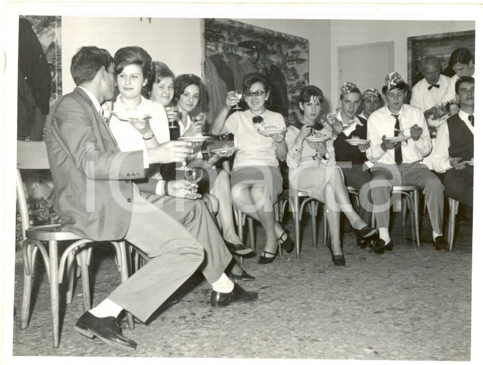 Fotografia d epoca originale 1960 ca Giovani liceali a una festa di compleanno Foto VINTAGE 12 x 9 cm 1
