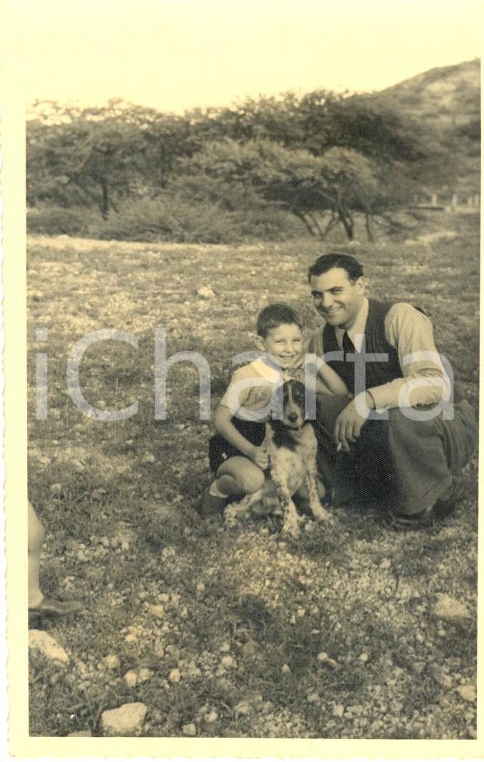 Fotografia d epoca originale 1938 ASMARA ERITREA Colono italiano con il figlio e il cane Foto 9 x 14 cm 1