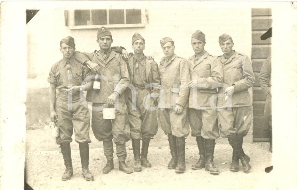 Fotografia d epoca originale 1935 CREMONA Soldati 4° Reggimento Artiglieria Pesante con gavette e Lambrusco 1