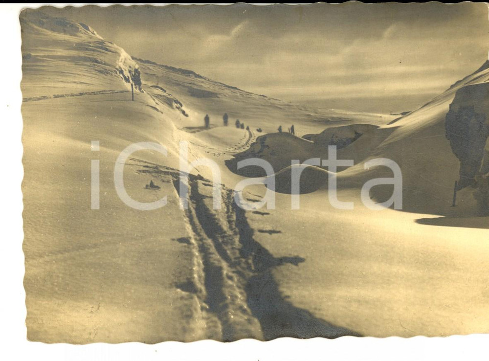 Cartolina originale da collezione 1943 ALPINISMO Escursionisti in fila nella neve Cartolina postale FG VG 1