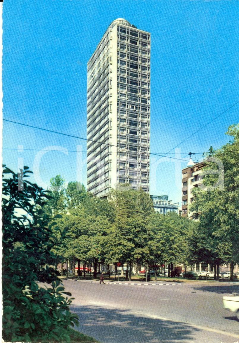Cartolina originale da collezione 1966 MILANO Torre BREDA in Piazza della REPUBBLICA *Cartolina ANIMATA FG VG 1