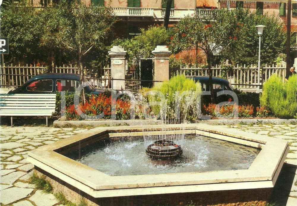 Cartolina originale da collezione 1975 ca NOLI SV Fontana e auto parcheggiate Cartolina FG NV 1