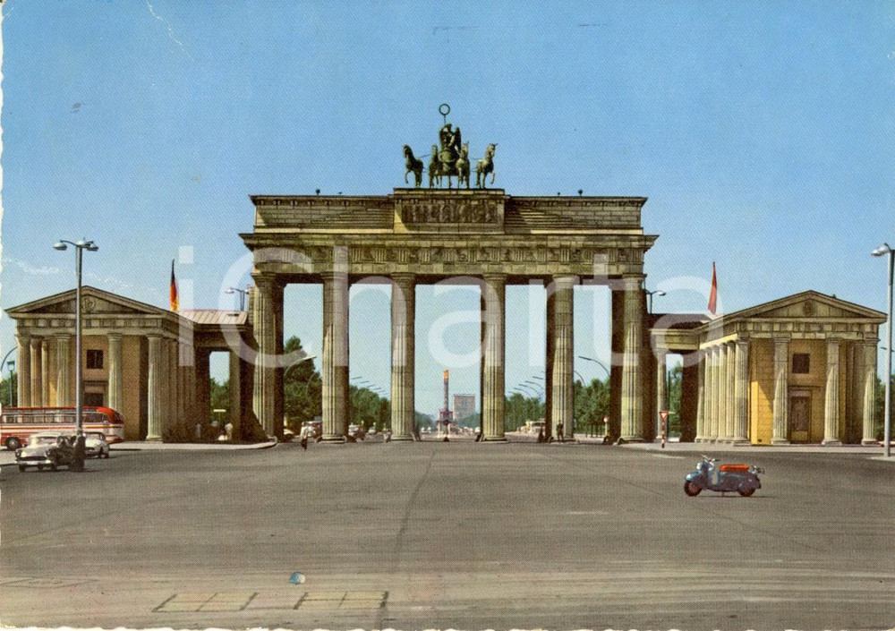 Cartolina originale da collezione 1970 ca BERLIN Porta di Brandeburgo con VESPA Cartolina ANIMATA FG VG 1