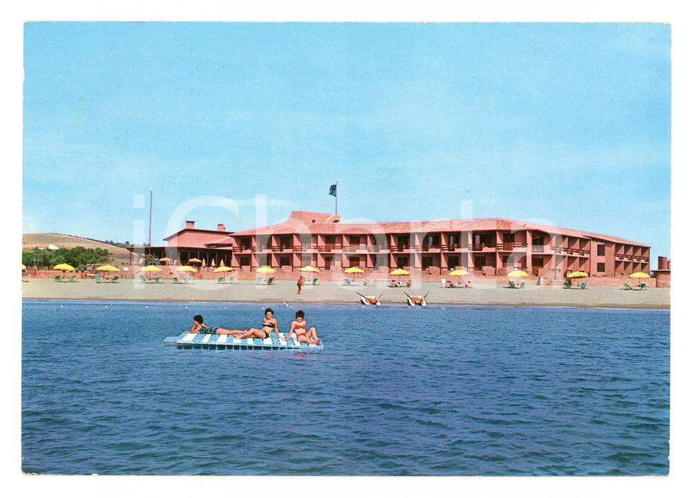 Cartolina originale da collezione 1975 FONTEBLANDA (GR) Donne sul materassino Hotel CORTE dei BUTTERI Cartolina FG 1