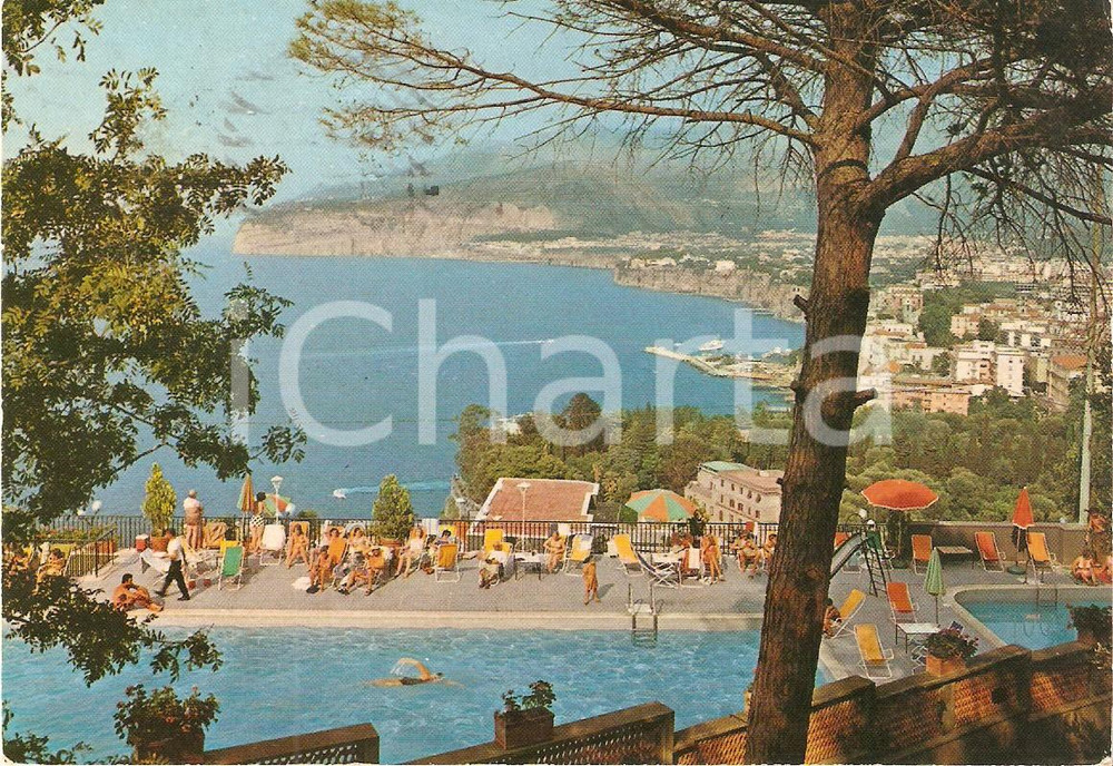 Cartolina originale da collezione 1981 SORRENTO NA Veduta dall  Hotel CARAVEL Bagnanti in piscina Cartolina FG 1
