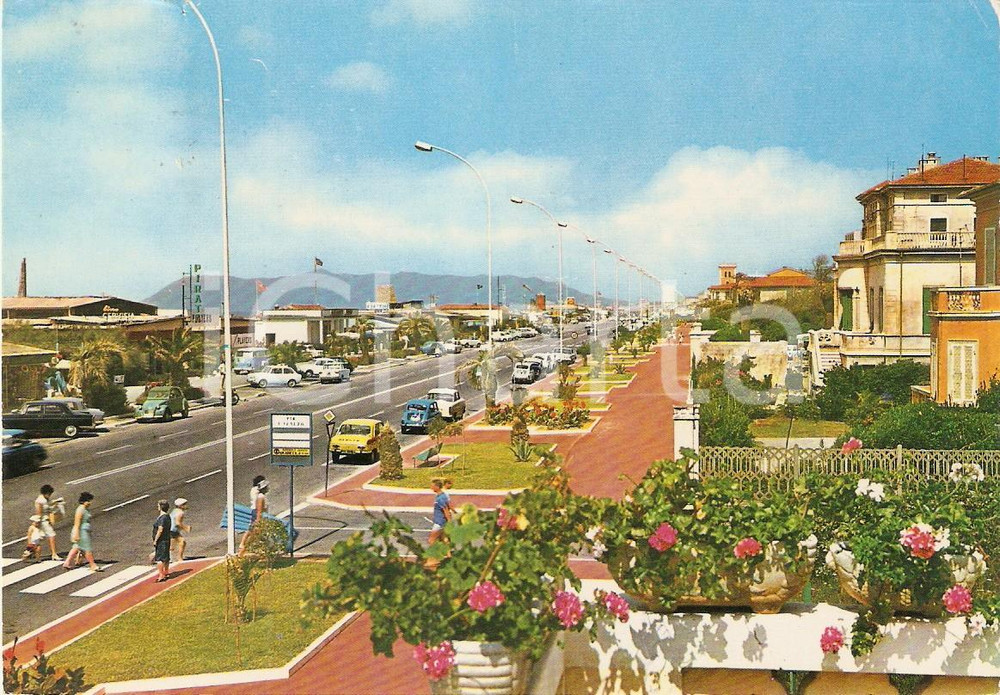 Cartolina originale da collezione 1971 MARINA DI MASSA Lungomare e spiaggia   Bagnanti con materassino Cartolina 1