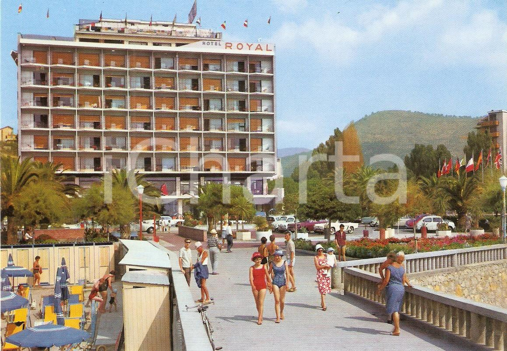 Cartolina originale da collezione 1965 ca PIETRA LIGURE SV Passanti davanti all Hotel ROYALCartolina FG NV 1