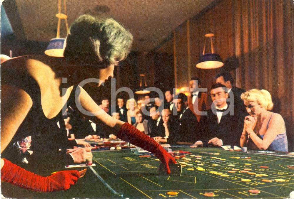 1970 ca SAINT-VINCENT (AO) Donna con guanto rosso al Casino la Vallée *Cartolina