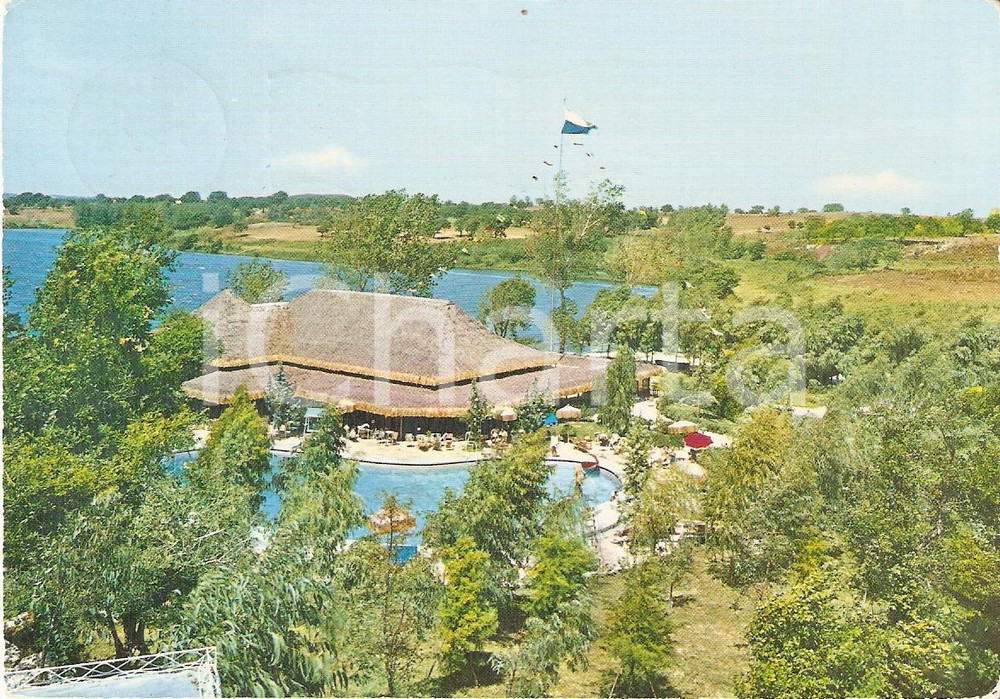 Cartolina originale da collezione 1965 SABAUDIA  BAIA D ARGENTO LT Capanno e piscina del parco Cartolina FG VG 1