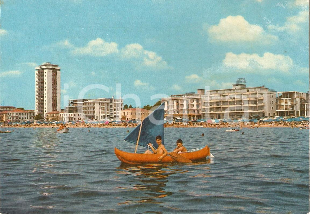 Cartolina originale da collezione 1965 JESOLO LIDO VE Bambini in barca a vele e Hotel Grifone Cartolina FG VG 1