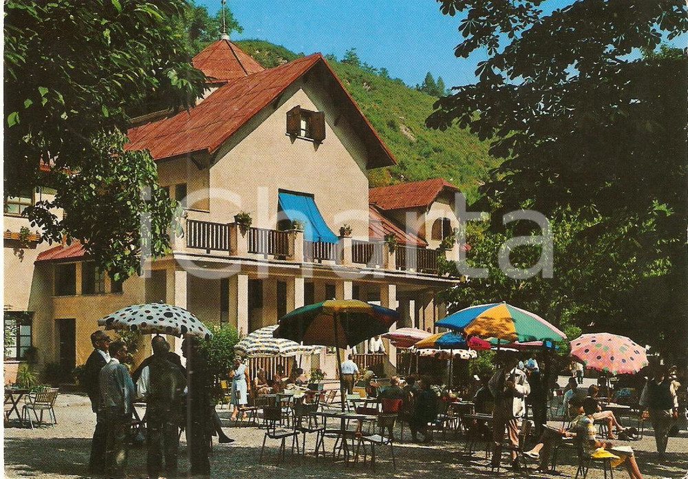 Cartolina originale da collezione 1970 LURISIA TERME Anziani sotto ombrelloni dello stabilimento termale Cartolina 1