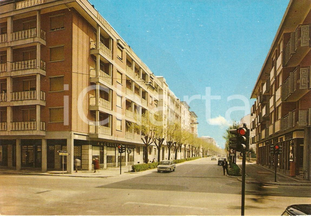 Cartolina originale da collezione 1972 SAVIGLIANO CN Corso Vittorio Veneto ANIMATA Cartolina VINTAGE FP VG 1