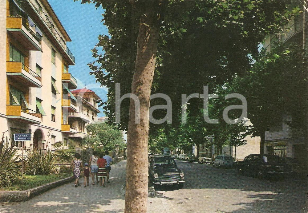 Cartolina originale da collezione 1966 CHIAVARI GE Passanti in Corso Buenos Aires Cartolina FG VG 1