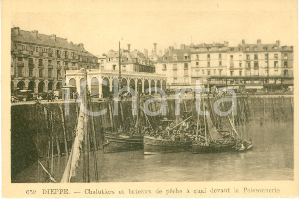 Cartolina originale da collezione 1930 ca DIEPPE F Pescherecci e battelli al mercato del pesce Cartolina FP NV 1