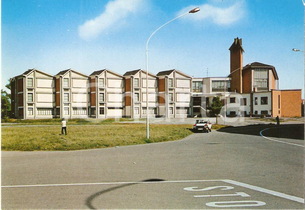 Cartolina originale da collezione 1970 ca BUSTO ARSIZIO (VA) Auto in sosta davanti scuole SANT'ANNA *Cartolina FP 1