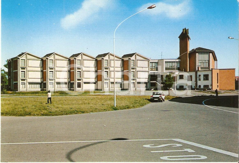 Cartolina originale da collezione 1970 ca BUSTO ARSIZIO (VA) Auto in sosta davanti scuole SANT'ANNA *Cartolina FG 1